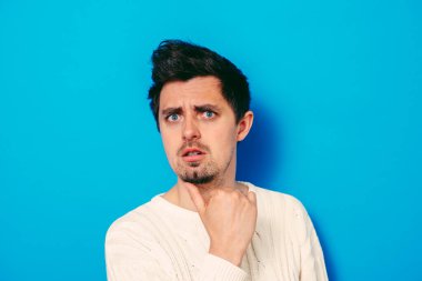 Fotoğraf arkaplanında poz veren adam