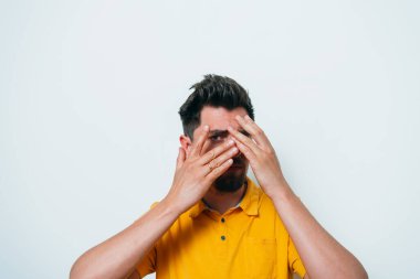 Erkekler gözlerini onun elleriyle kapatır.