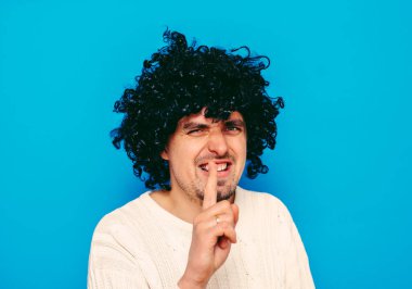 Adam parmağını onun dudaklarına koydu.