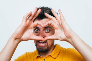 Adam kalp çerçevesi yapıyor.