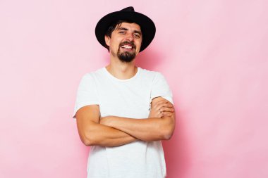 Adam gülümsüyor. Stüdyo fotoğrafı