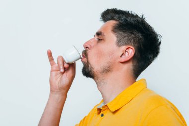 Fotoğraf arkaplanında poz veren adam