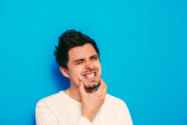 Fotoğraf arkaplanında poz veren adam