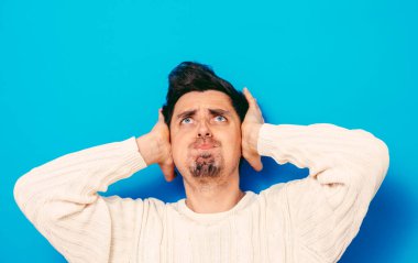 Fotoğraf arkaplanında poz veren adam