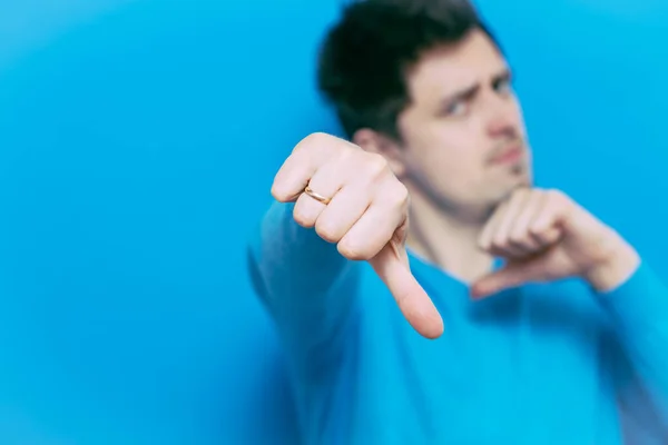 Людина Показує Великий Палець Вниз Жест — стокове фото