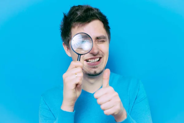 Man Met Een Vergrootglas — Stockfoto