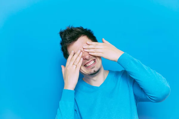 Man Sluit Ogen Met Haar Handen — Stockfoto