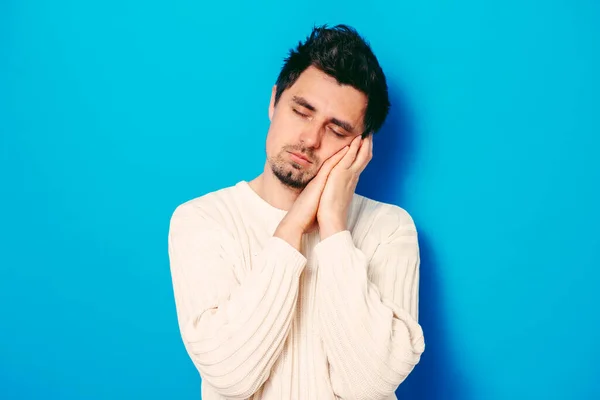 Duerme Hombre Contra Fondo Estudio — Foto de Stock