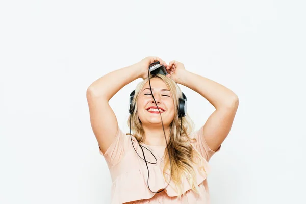 Mujer Con Auriculares Contra Fondo Estudio —  Fotos de Stock