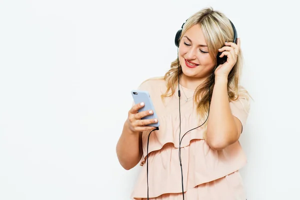 Mujer Con Auriculares Contra Fondo Estudio —  Fotos de Stock