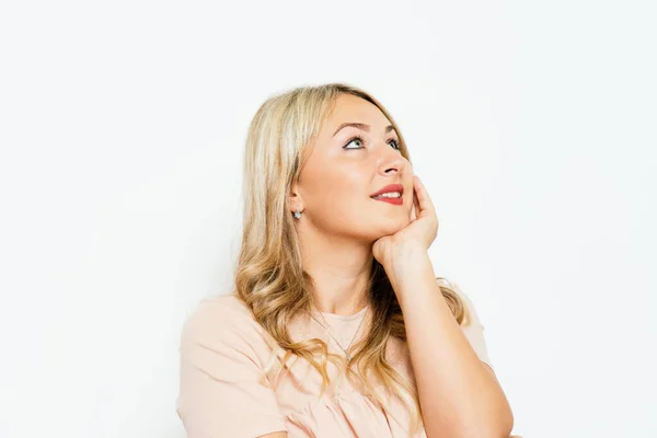 Mujer Piensa Contra Fondo Estudio — Foto de Stock