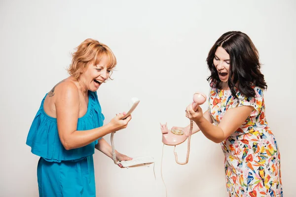 Dos Mujeres Hablando Por Teléfono —  Fotos de Stock