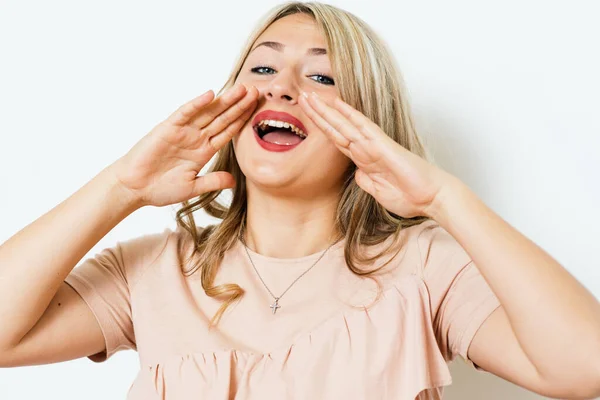 Rufen Sie Jemanden Weiblich Vor Studiohintergrund — Stockfoto