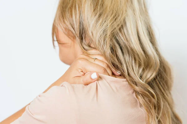 Close Potret Stres Bahagia Wanita Cantik Muda Dengan Sakit Leher — Stok Foto