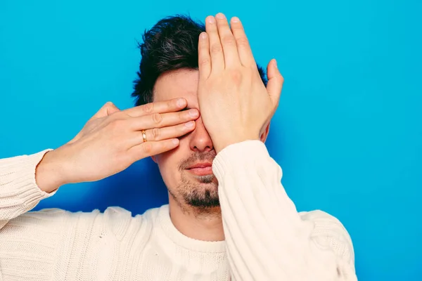 Mann Schließt Augen Mit Ihren Händen — Stockfoto