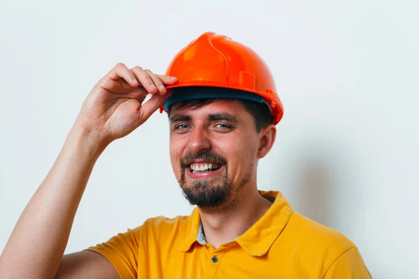 Man Close Helm Houdt Zijn Hoofd Met Hand — Stockfoto