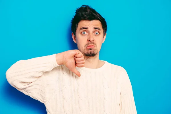 Hombre Mostrando Gesto Pulgar Hacia Abajo — Foto de Stock