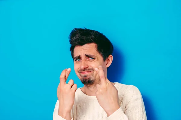 Man Crosses His Fingers Good Luck Hope — Stock Photo, Image