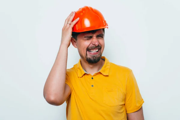 Man Close Helm Houdt Zijn Hoofd Met Hand — Stockfoto