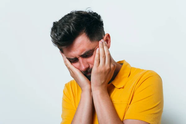 Mann Posiert Auf Studiohintergrund — Stockfoto