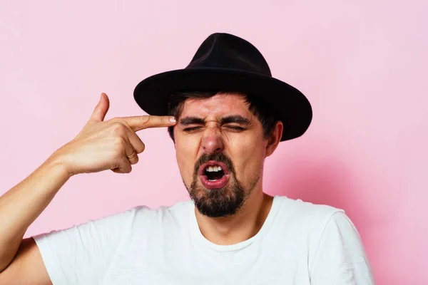 Retrato Perto Homem Zangado Gesticular Com Dedo Contra Templo Estás — Fotografia de Stock