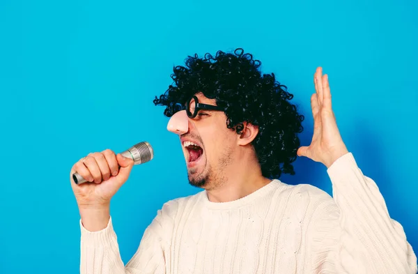 Egy Parókás Vicces Szemüveges Férfi Aki Mikrofonba Énekel — Stock Fotó