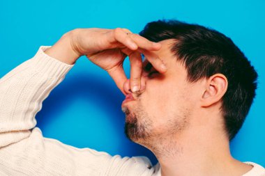 Leş gibi kokuyor. Adamın burnunu kapatır.