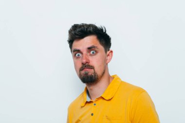 Fotoğraf arkaplanında poz veren adam