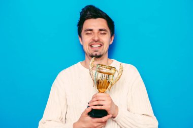 Altın kadehli bir adam