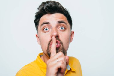 Adam parmağını onun dudaklarına koydu.