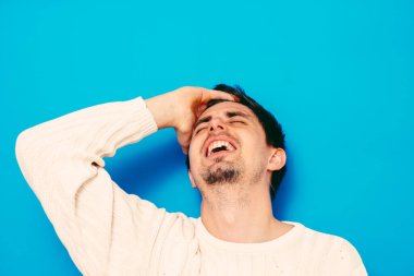 Fotoğraf arkaplanında poz veren adam