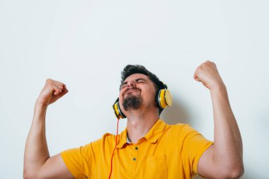 Fotoğraf arkaplanında poz veren adam