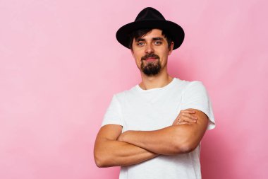 Kollarını kavuşturmuş bir adamın portresi.