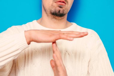 Bir adam ellerini gösterir Mola durdurur.