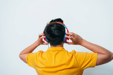 Fotoğraf arkaplanında poz veren adam