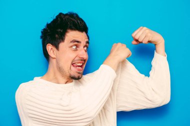 Adam ona kaslarını gösteriyor.