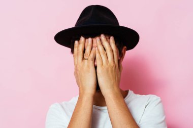 Erkekler gözlerini onun elleriyle kapatır.