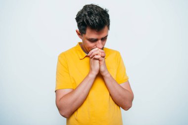 Fotoğraf arkaplanında poz veren adam