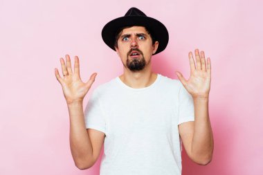 Adam korkudan korkuyor.