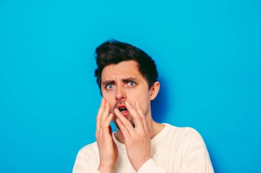 Adam korkudan korkuyor.