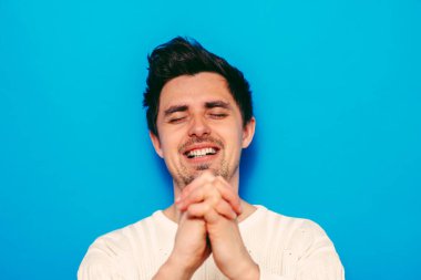 Fotoğraf arkaplanında poz veren adam