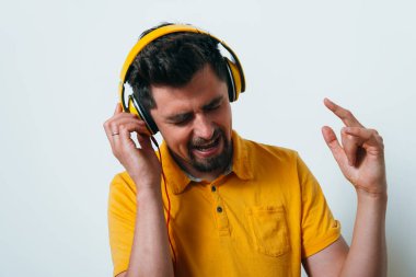 Fotoğraf arkaplanında poz veren adam