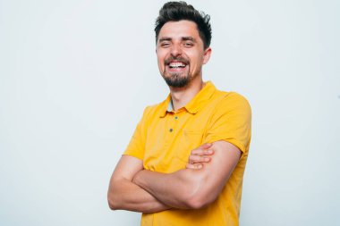 Kollarını kavuşturmuş bir adamın portresi.