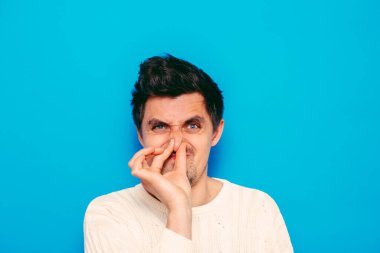 Leş gibi kokuyor. Adamın burnunu kapatır.