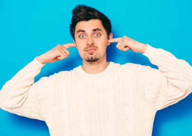 Fotoğraf arkaplanında poz veren adam