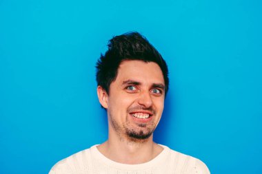 Fotoğraf arkaplanında poz veren adam