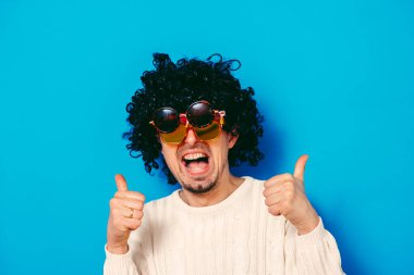 Gözlüklü ve peruklu komik inek..