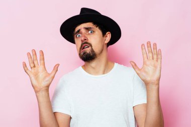 Adam korkudan korkuyor.