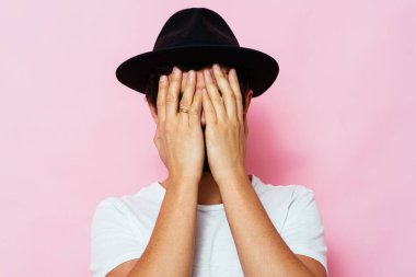 Erkekler gözlerini onun elleriyle kapatır.