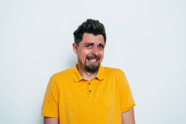 Adam korkudan korkuyor.